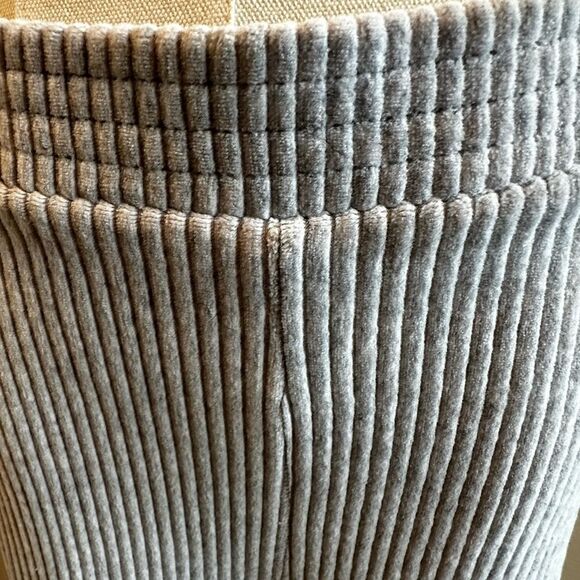 NWOT Aerie Groove on Gray Velour Ribbed High Waisted Flare Pants Size Medium - Picture 4 of 10